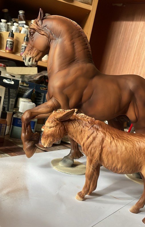 Atelier d'un artiste de modélisme équin.