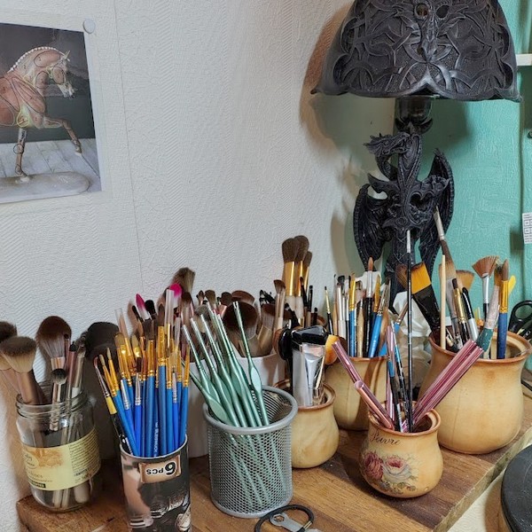 set de pinceaux dans un atelier