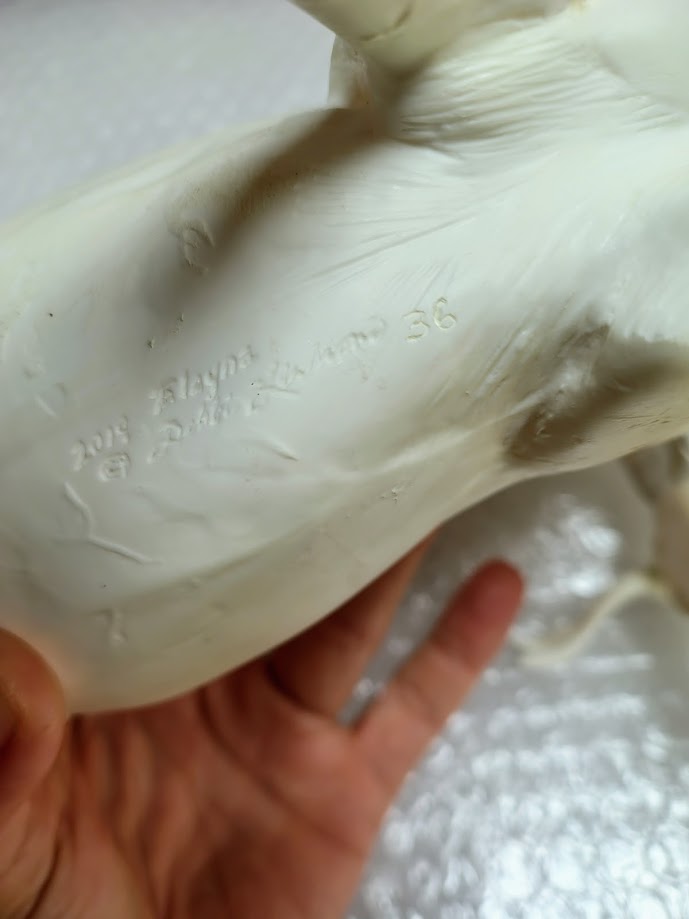 Signature de l'artiste sous le vendre d'une résine.