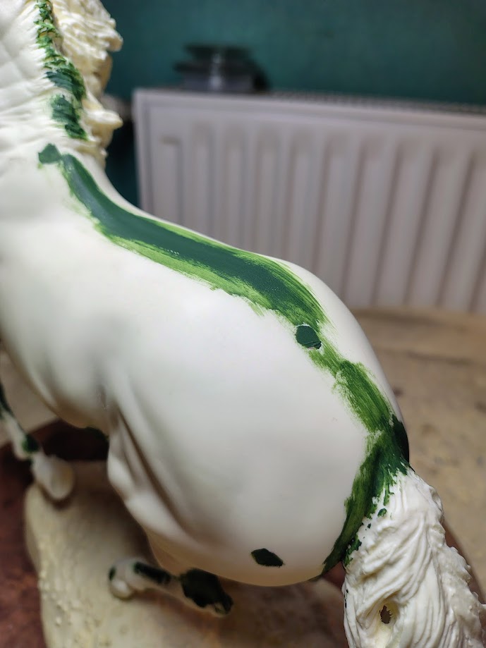 Green Stuff appliqué lors du prepping d'une résine pour du modélisme équin.