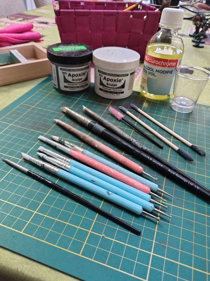 Matériel d'application des produits de rebouchage pour les étapes de la prep en modélisme équin.