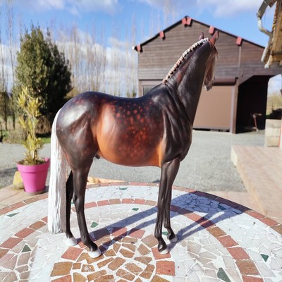 robe grise aux huiles sur une résine d'artiste.