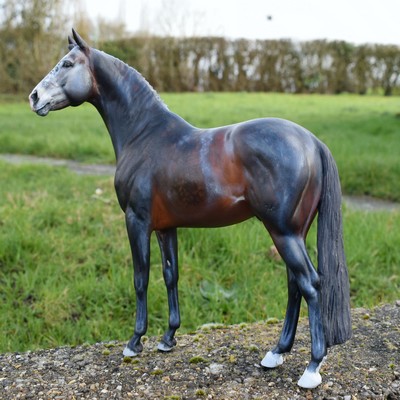 ajout des détails sur une robe grise aux huiles sur une résine d'artiste.