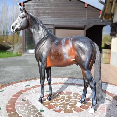 Tons chauds & froids sur une robe grise aux huiles sur une résine d'artiste.