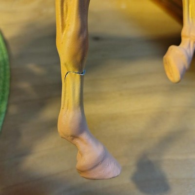 jambe cassée sur une résine d'artiste.