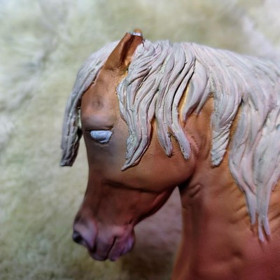 Oreille cassée sur une résine d'artiste.