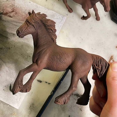 Basecoat à l'acrylique sur un custom Schleich