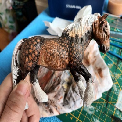 Travail des pommelures à l'acrylique sur un custom Shleich