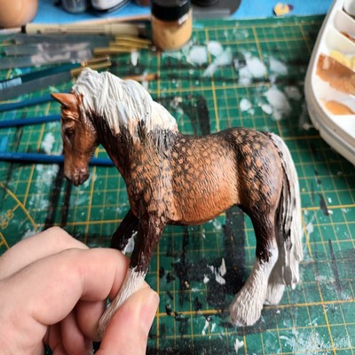 détail du Travail des pommelures à l'acrylique sur un custom Shleich