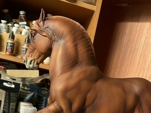 Atelier d'un artiste de modélisme équin.